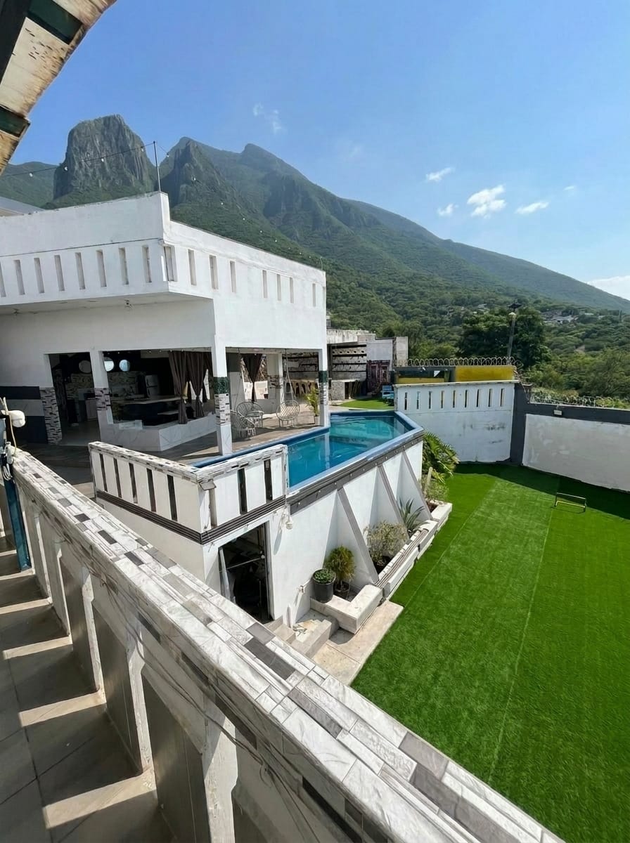 Alberca con vista al cerro en Quinta Griega