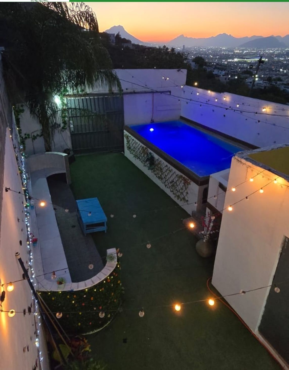 Alberca al atardecer con la ciudad de Monterrey de fondo — Quinta La Terraza