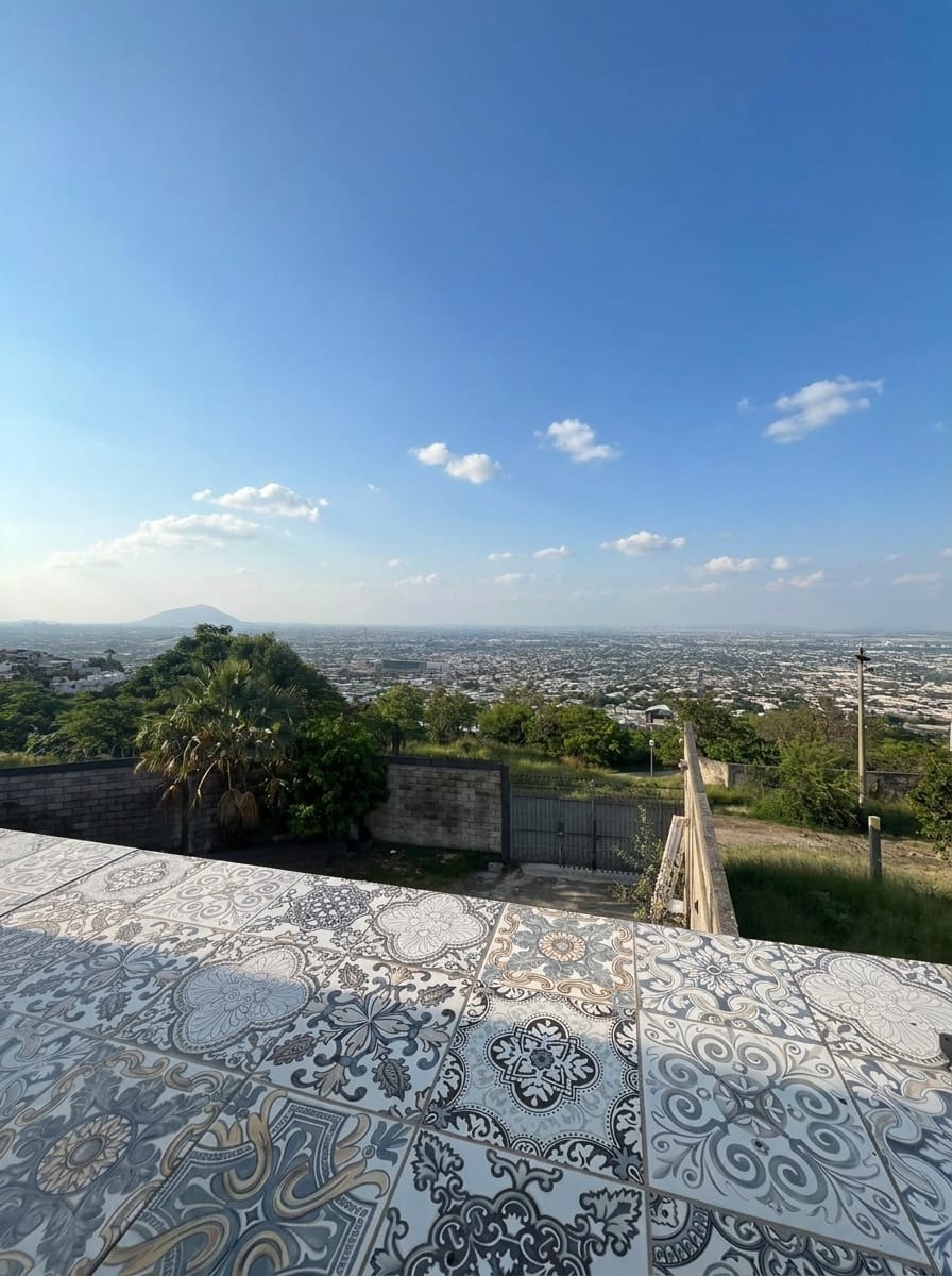 Vista panorámica de la ciudad y barra de talavera en Quinta La Terraza